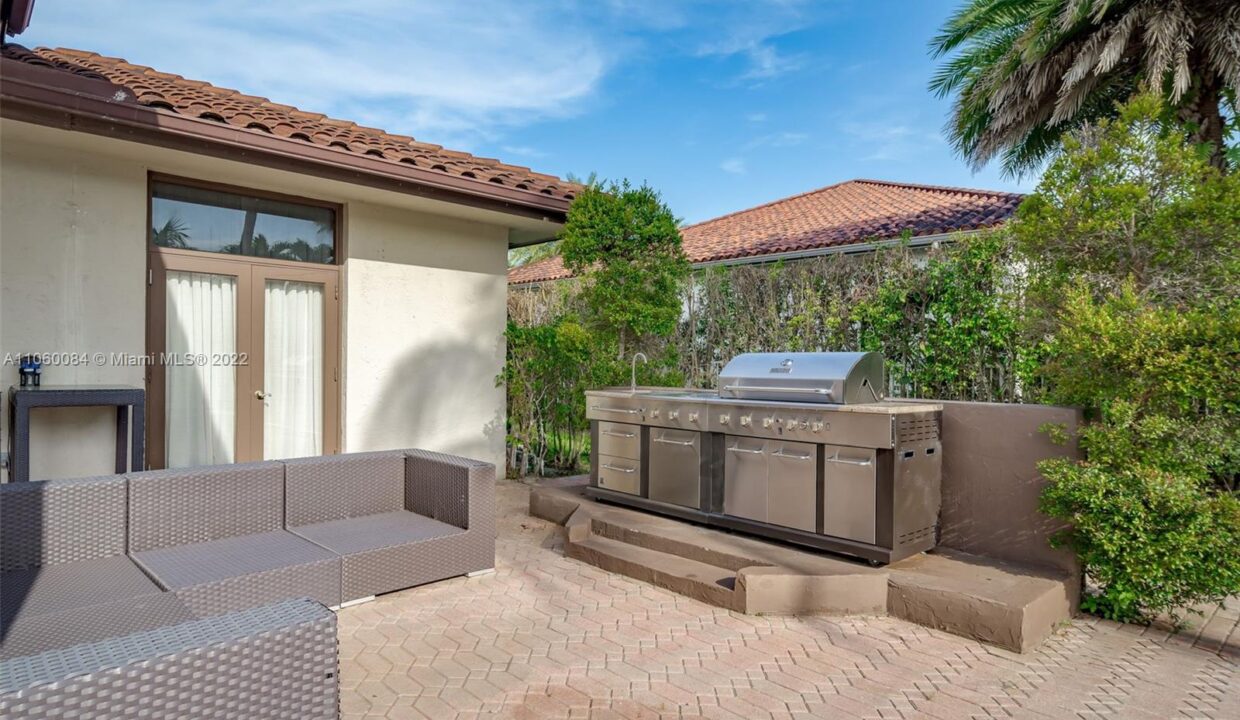 602 E Enclave Cir E 15